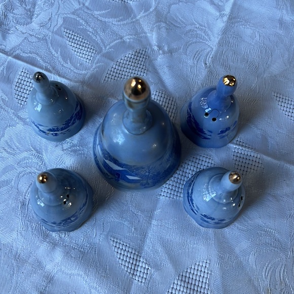 Currier and Ives 5 piece porcelain cobalt blue winter scene bell set - Picture 2 of 6